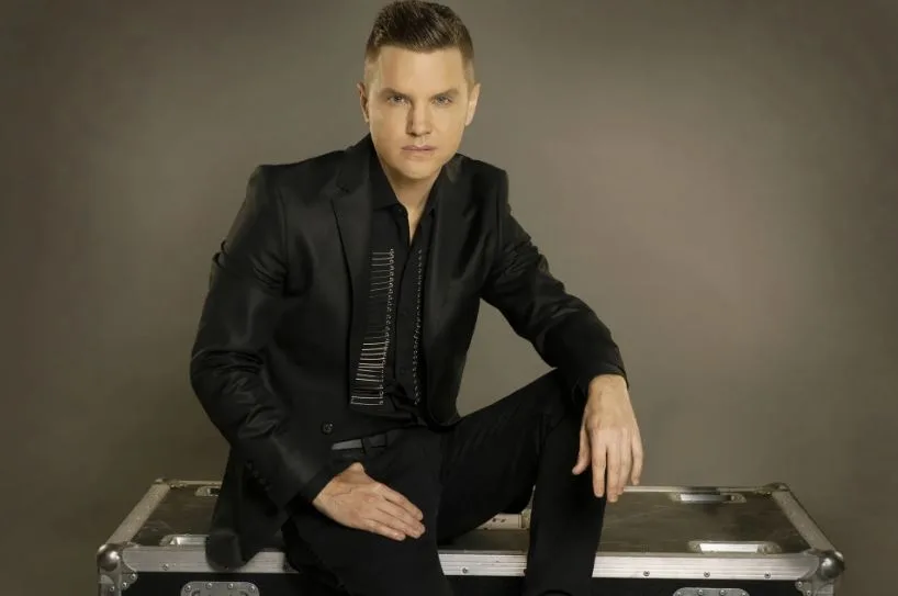 Contratar a Santiago del Moro