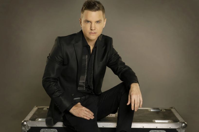 Contratar a Santiago del Moro