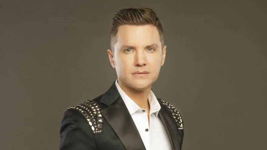 Contratar a Santiago del Moro