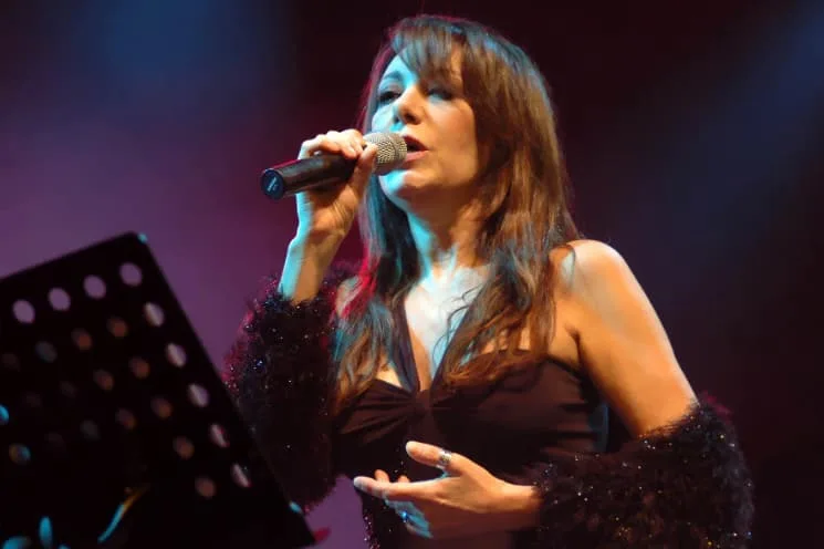 Contratar a Adriana Varela