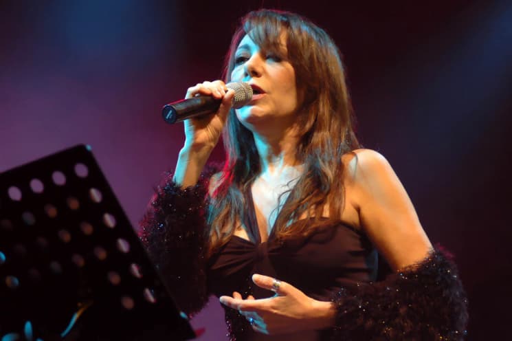 Contratar a Adriana Varela