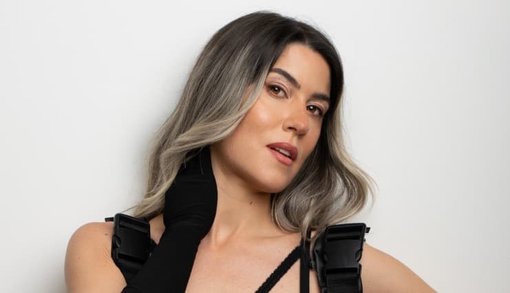 Contratar a Nati Ferrero Mano Arriba