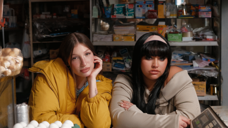 Yami Safdie y Flor Álvarez se unen contra el chisme en "Tu Versión de la Historia"